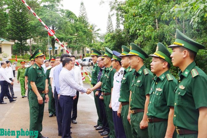 Giai đoạn 2021-2025, công tác phối hợp lãnh đạo, chỉ đạo nhiệm vụ công tác biên phòng và xây dựng Bộ đội Biên phòng có sự phát triển toàn diện. Trong ảnh: Đoàn công tác của Thường trực Tỉnh ủy Lâm Đồng do đồng chí Y Thanh Hà Niê Kđăm, Ủy viên Trung ương Đảng, Bí thư Tỉnh ủy, Trưởng Đoàn đại biểu Quốc hội tỉnh làm trưởng đoàn đến thăm lực lượng làm nhiệm vụ tại Trạm Biên phòng cửa khẩu Bu P’răng (Đồn Biên phòng cửa khẩu Bu P’răng, Bộ đội Biên phòng tỉnh Lâm Đồng), ngày 21/8/2025. Ảnh: Văn Hoàn
