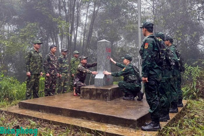 Công tác phối hợp lãnh đạo, chỉ đạo đã tạo điều kiện cho lực lượng Bộ đội Biên phòng thực hiện tốt công tác quản lý, bảo vệ biên giới quốc gia. Trong ảnh: Cán bộ, chiến sĩ Bộ đội Biên phòng thành phố Huế phối hợp với lực lượng bảo vệ biên giới nước bạn Lào tuần tra đường biên, cột mốc. Ảnh: Võ Tiến