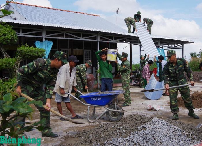 Bộ đội Biên phòng luôn là điểm tựa vững chắc của nhân dân nơi biên giới. Trong ảnh: Cán bộ, chiến sĩ Bộ đội Biên phòng tỉnh Cà Mau giúp nhân dân địa phương xây dựng nhà. Ảnh: Lê Khoa