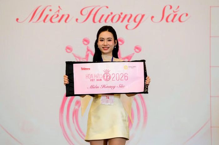 Thí sinh Nguyễn Lê Phương Linh trình diễn ảo thuật. Trước đó, cô cũng thể hiện tài năng này trước các ban giám khảo ở vòng phỏng vấn kín.