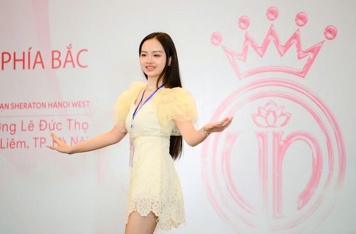 Thí sinh Đinh Thị Quỳnh Hương (SN 2007, đến từ Hải Phòng) mang đến vũ điệu sôi động trên nền nhạc Đồ Sơn xin chào.