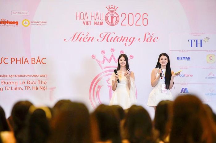 Cũng tại sân khấu, Phương Linh động viên các thí sinh luôn tự tin, là chính mình.