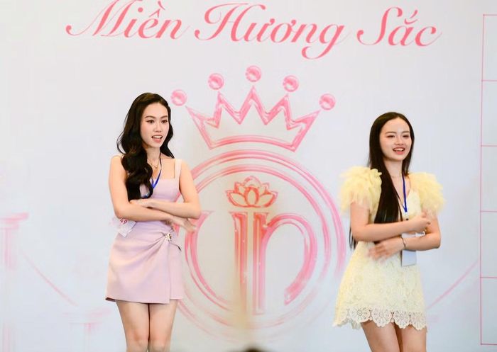 Quỳnh Hương và thí sinh Đinh Diệu Anh (SBD 49) bắt trend nhảy vũ điệu samba.