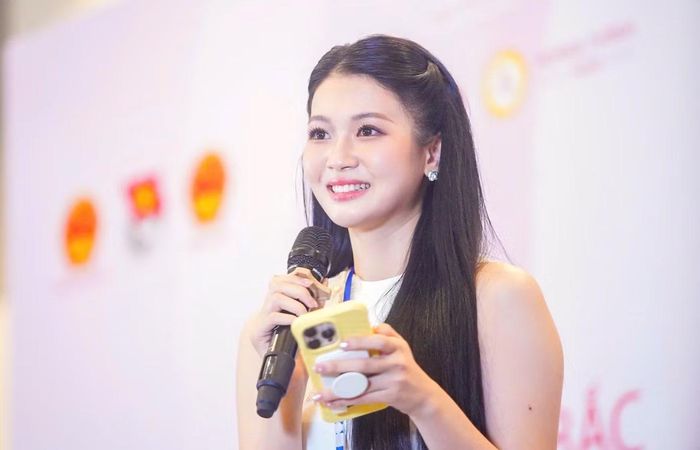 Thu Anh tiếp tục mang đến ca khúc Em trong mắt tôi. Cô là một trong những thí sinh đa tài của Hoa hậu Việt Nam 2026 khi sở hữu nhiều tài lẻ như hát then, múa, đánh đàn tính, guitar...