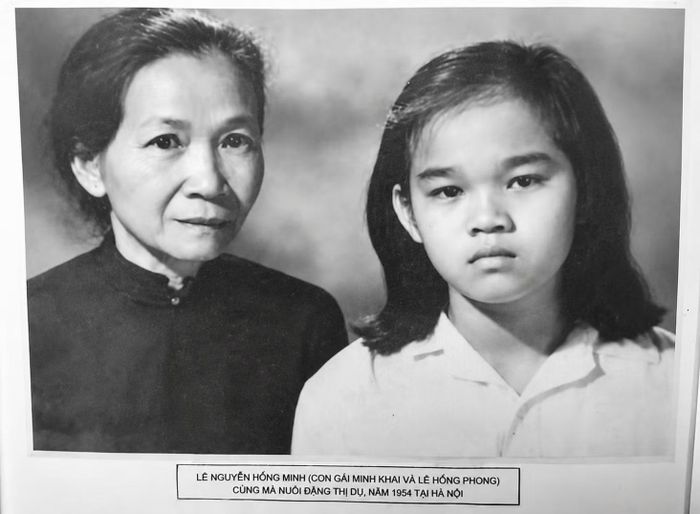 Hình ảnh bà Lê Nguyễn Hồng Minh (con gái của cố Tổng Bí thư Lê Hồng Phong và liệt sĩ Nguyễn Thị Minh Khai) chụp cùng má nuôi Đặng Thị Du, năm 1954 tại Hà Nội. Nguồn ảnh: Nhà lưu niệm đồng chí Nguyễn Thị Minh Khai.