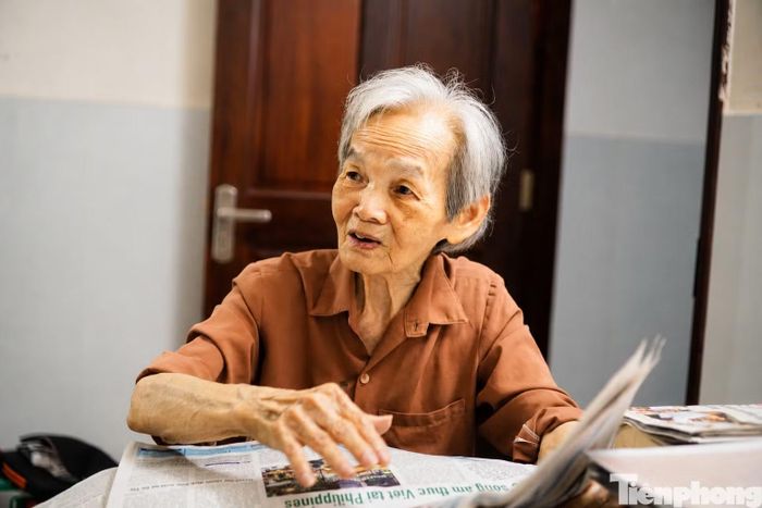 Người phụ nữ gần 90 tuổi chia sẻ tâm nguyện cuối đời là xác định vị trí an nghỉ của mẹ sau 85 năm. (Ảnh: Nguyễn Tiến)