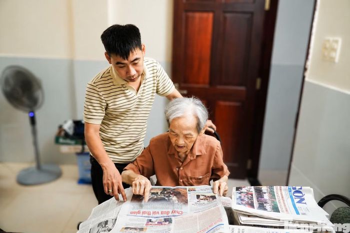 Bà Lê Nguyễn Hồng Minh trò chuyện với phóng viên báo Tiền Phong về tâm nguyện tìm nơi an nghỉ của mẹ - liệt sĩ Nguyễn Thị Minh Khai.