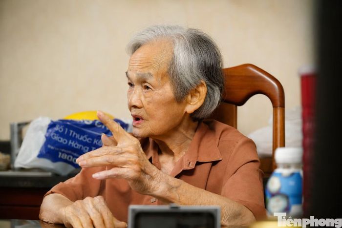 Con gái cố Tổng Bí thư Lê Hồng Phong: "Chỉ mong có một nơi thắp nén hương cho mẹ". (Ảnh: Nguyễn Tiến)