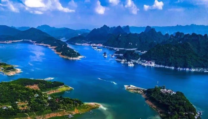 Trên mặt hồ và quanh hồ Hòa Bình có tiềm năng lớn về du lịch. Nếu cơ chế sử dụng đất kết hợp đa mục đích được áp dụng sẽ tạo động lực lớn về phát triển kinh tế - xã hội cho địa phương.