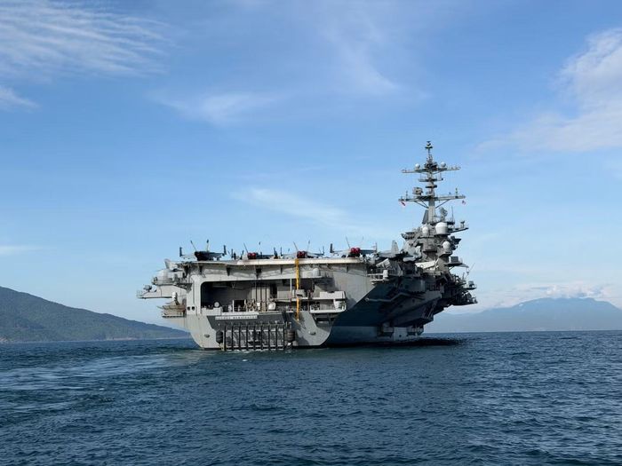 Tàu sân bay USS George Washington trên biển Đà Nẵng. Ảnh: Nguyễn Thành