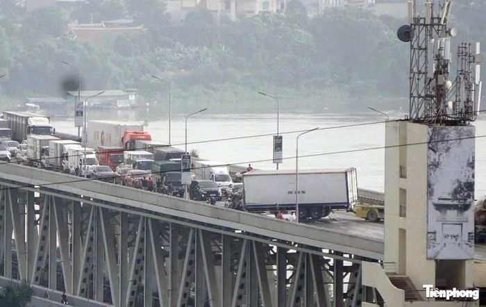 Xe tải nằm chắn ngang đường sau va chạm.