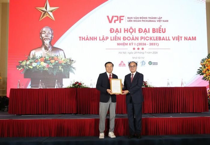 Thứ trưởng Bộ Nội vụ Vũ Chiến Thắng (phải) trao quyết định thành lập Liên đoàn Pickleball Việt Nam cho ông Lê Văn Thành (trái) - Chủ tịch HĐQT, Tổng Giám đốc Tập đoàn Động Lực.