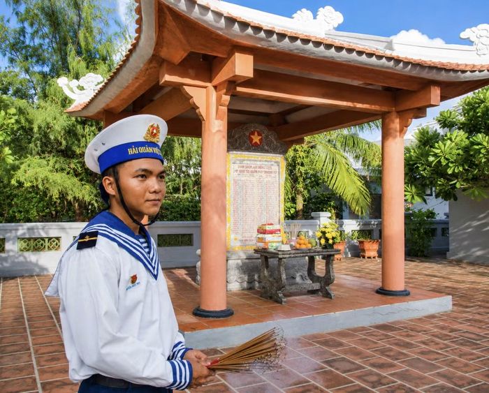 Chiến sĩ trẻ Nguyễn Nhật Huy (quê TP HCM) bên bia tưởng niệm 64 liệt sĩ trong trận Gạc Ma năm 1988 tại đảo Phan Vinh
