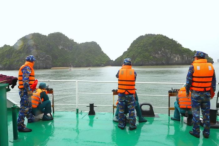 Mặc dù thời tiết không thuận lợi nhưng các chiến sĩ dân quân tự vệ đã khắc phục khó khăn hoàn thành tốt nhiệm vụ bài bắn.