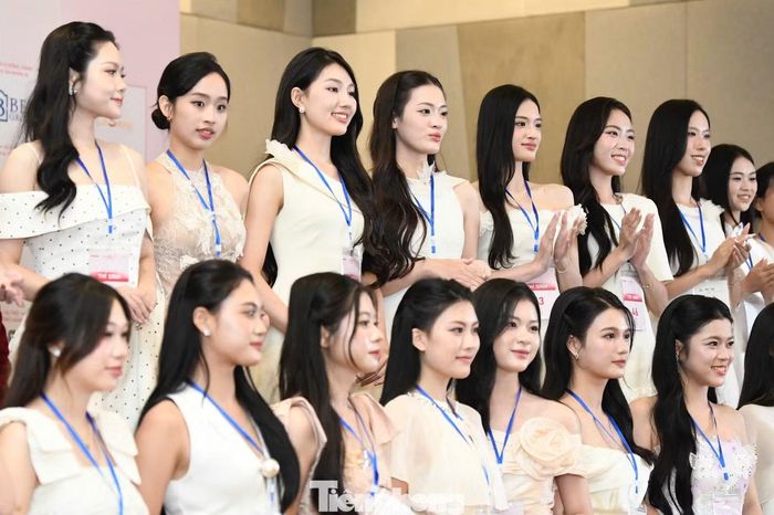 Trước giờ công bố danh sách, nhà báo Phùng Công Sưởng - Trưởng Ban tổ chức cuộc thi Hoa hậu Việt Nam 2026 - cho biết điểm nổi bật của Hoa hậu Việt Nam 2026 là sự đa dạng về vùng miền, dân tộc, độ tuổi và nghề nghiệp. Nhiều thí sinh đến từ các dân tộc Pa Cô, Ngái, Nùng, Tày, Thổ... góp phần tạo nên bức tranh phong phú về vẻ đẹp Việt Nam.