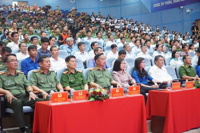 Các đại biểu tham dự lễ phát động.