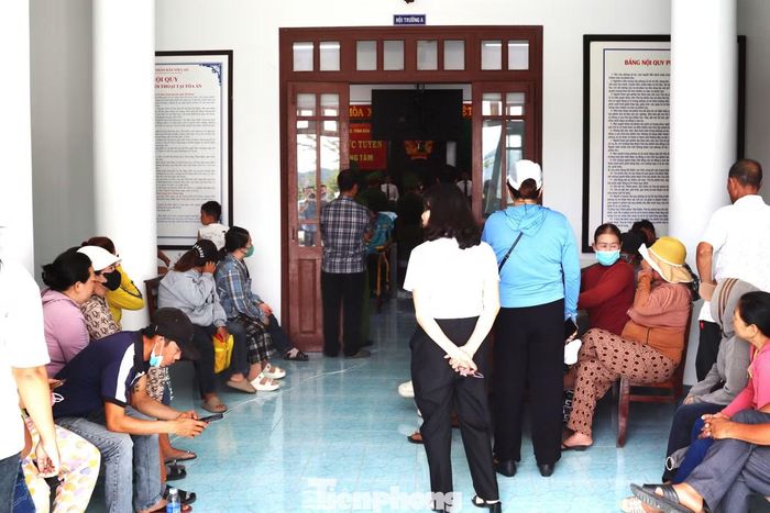 Rất đông người dân đến theo dõi phiên tòa.