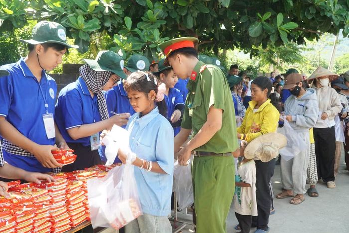 Đội hình Sinh viên tình nguyện Mùa hè xanh của trường Đại học Nha Trang tổ chức phiên chợ 0 đồng cho bà con ở địa phương.