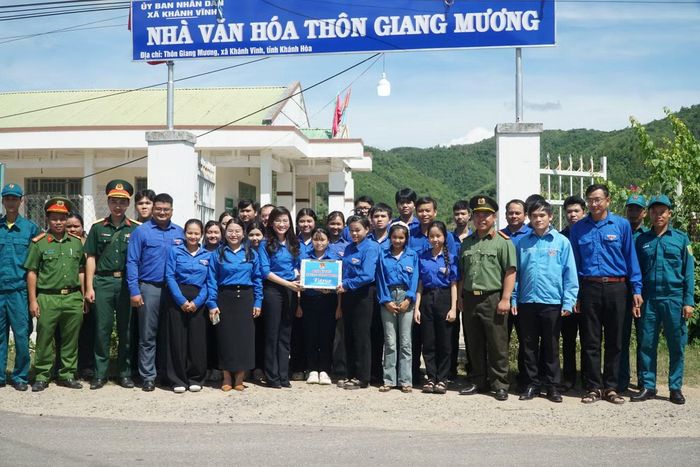 Chị Hồ Hồng Nguyên tặng quà cho đội hình thanh niên tình nguyện xã Khánh Vĩnh tại Nhà cộng đồng thôn Giang Mương.