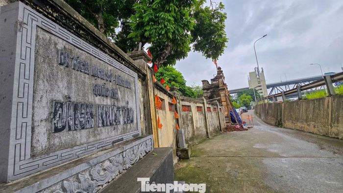 Ngoài cổng làng chính, Nhật Tảo còn lưu giữ một số cổng ngõ cổ, góp phần tạo nên diện mạo riêng của ngôi làng ven sông Hồng.