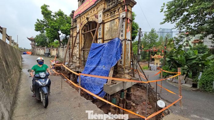 Sau nhiều lần đường An Dương Vương được nâng cốt, khu vực cổng làng thấp hơn mặt đường đáng kể, làm mất sự hài hòa của cảnh quan và không gian kiến trúc.