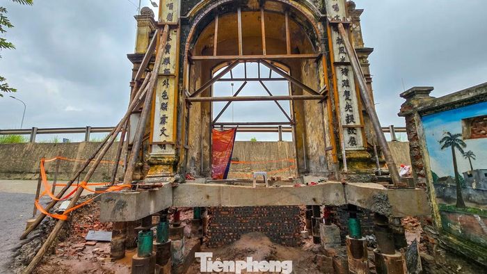 Đơn vị thi công đặt hệ thống dầm thép và kích thủy lực phía dưới móng, nâng công trình từng centimet lên cao độ mới.