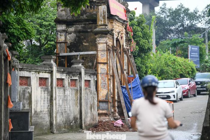 Theo Ban Quản lý di tích, phương án xây mới có thể tốn hơn 1 tỷ đồng, việc nâng và trùng tu cổng làng dự kiến cần hơn 500 triệu đồng, toàn bộ từ nguồn xã hội hóa.