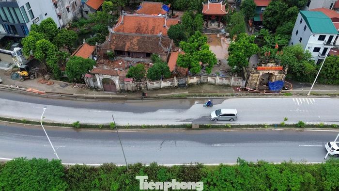 Cổng làng Nhật Tảo (phường Phú Thượng, Hà Nội) nằm cạnh ngôi đình hơn 600 năm tuổi, tạo nên không gian kiến trúc đặc trưng của làng cổ ven sông Hồng.