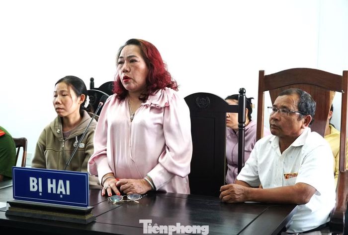 Bà Trần Thị Rung - mẹ của bị hại Võ Mộng Đạt trình bày tại tòa. Ảnh: Tuấn Nguyễn.