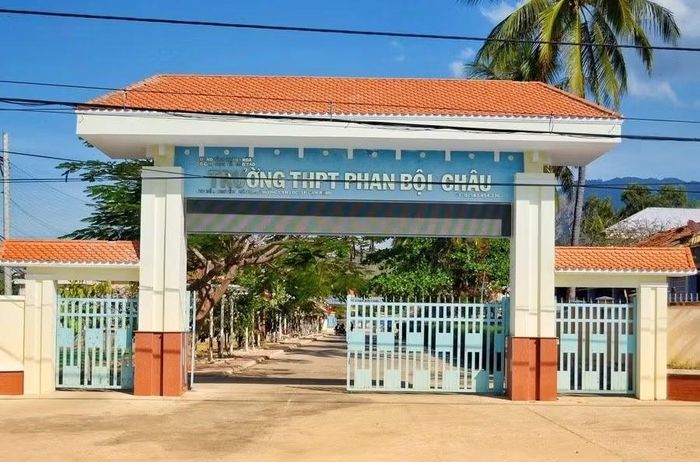 Trường THPT Phan Bội Châu - Cam Ranh vận động tài trợ kỷ niệm 50 năm thành lập trường không đúng quy định.