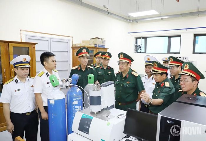 Thượng tướng Phạm Hoài Nam kiểm tra công tác nghiên cứu khoa học kỹ thuật tại Viện Kỹ thuật Hải quân.