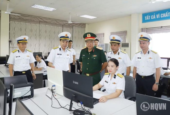 Thượng tướng Phạm Hoài Nam kiểm tra công tác biên tập hải đồ tại Đoàn Đo đạc, nghiên cứu biển, biên vẽ hải đồ.
