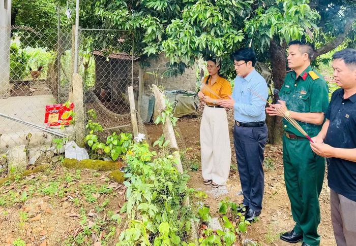Lãnh đạo xã Anh Sơn cùng Ban Chỉ huy Quân sự xã đến thắp hương lên mộ và khảo sát, xác minh thông tin. (Ảnh: Thanh Mai).