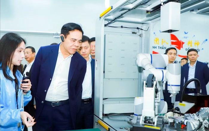 Ông Võ Trọng Hải - Chủ tịch UBND tỉnh Nghệ An - thăm dây chuyền sản xuất hiện đại của Tập đoàn Luxshare - ICT đầu tư tại nhà máy ở KCN VSIP Nghệ An 1. Ảnh: T.Duy.
