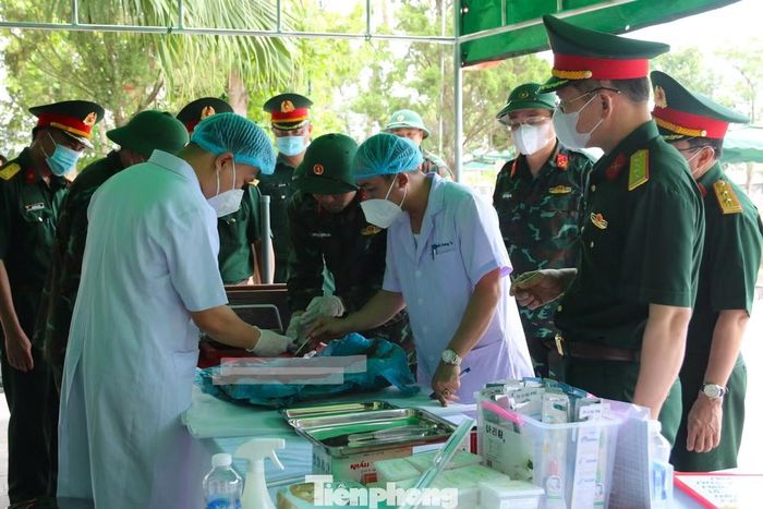 Bác sĩ pháp y kiểm tra, phân loại và niêm phong mẫu xương trước khi chuyển đi giải trình tự gen.