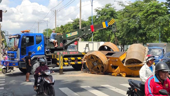 Xe cẩu đến xử lý hiện trường.