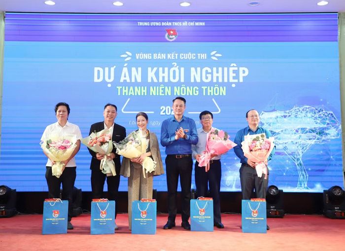 Anh Nguyễn Kim Quy tặng hoa Ban giám khảo vòng bán kết. Ảnh: Hải Đăng.