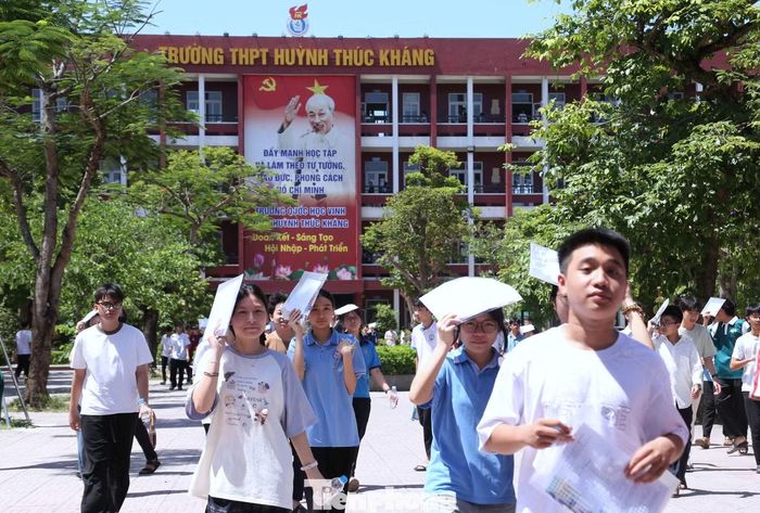 Điểm chuẩn đợt 2 của trường THPT Huỳnh Thúc Kháng dự kiến giảm xuống còn 25 điểm.