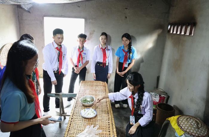 Em Somboun Lattana (nước Cộng hòa Dân chủ Nhân dân Lào) hào hứng với những món ăn được chế biến trực tiếp tại đây. “Em thấy thích thú khi được tham gia các hoạt động trong liên hoan, bởi ở đây mọi người cùng thể hiện tinh thần tích cực, hòa đồng, vui vẻ”.