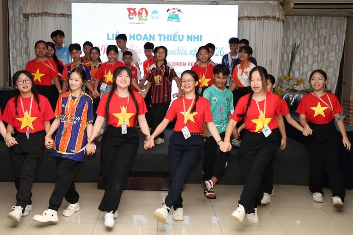 Bạn nhỏ 3 nước cùng trình diễn các tiết mục múa, hát và biểu diễn thời trang tái chế trong đêm giao lưu tại phố biển Vũng Tàu.