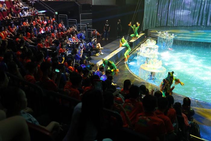  Trước đó, các bạn nhỏ đã có dịp thưởng thức vở diễn xiếc - rối Mơ Show tại Rạp Xiếc và Biểu diễn đa năng Phú Thọ (phường Phú Thọ). Tác phẩm được dàn dựng độc đáo, ứng dụng công nghệ cao, kết hợp nghệ thuật xiếc - rối - mapping. 