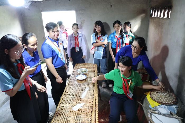 Lần đầu tiên nhiều em thiếu nhi của cả 3 nước được tự tay làm bánh tráng, bánh cuốn.
