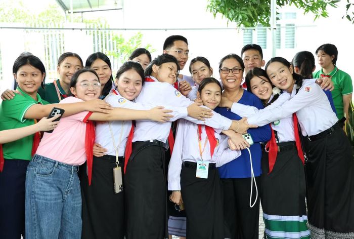 Các bạn nhỏ bày tỏ tình cảm quý mến với người hướng dẫn mình làm bánh.