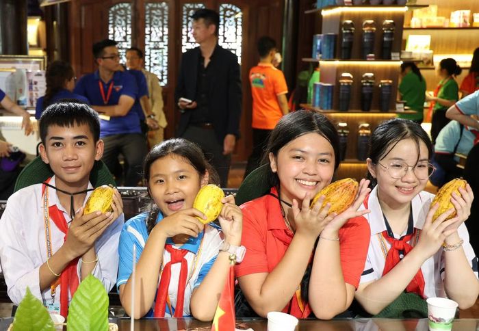 Các em nhỏ 3 nước đến Bảo tàng Sô-cô-la Việt Nam tại xã Bình Hưng, tìm hiểu về quá trình hình thành và phát triển cũng như việc chế biến các sản phẩm từ ca cao.