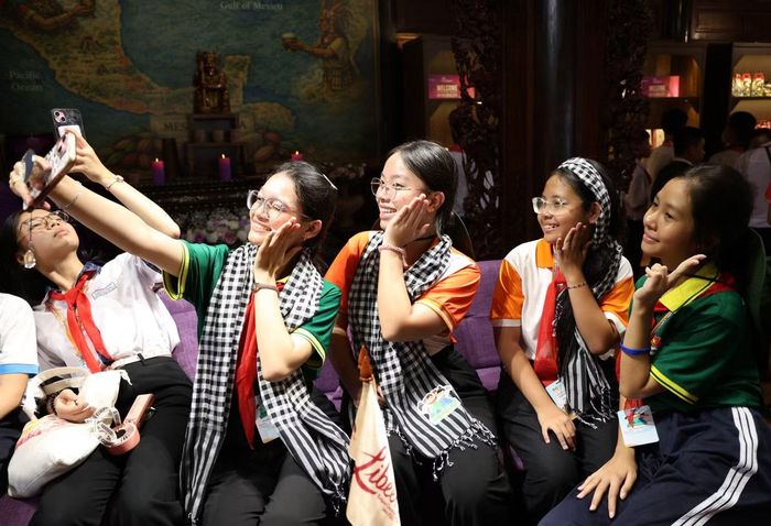 Sau các hoạt động cùng nhau, cô bạn Phonepaseuth Senavanna (học sinh lớp 9, Trường Trung học phổ thông Chantha, Lào) nói: “TPHCM đẹp, con người Việt Nam tốt bụng, ấm áp”.