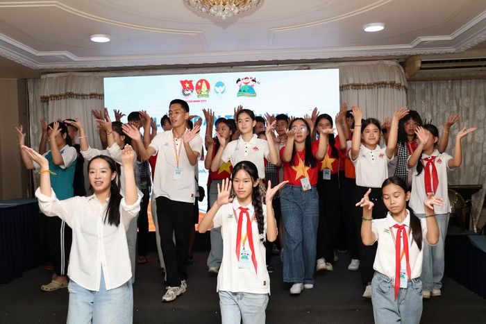  Sau bữa tối, các đại biểu thiếu nhi Việt Nam - Lào - Campuchia tham gia biểu diễn văn nghệ mang bản sắc riêng của mỗi nước, mỗi địa phương. 