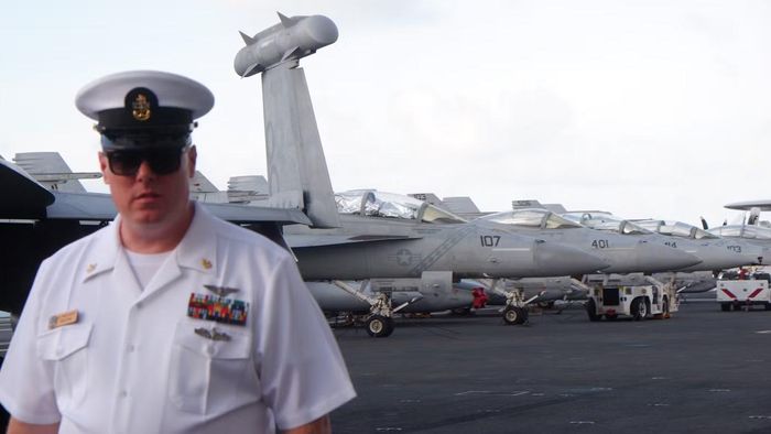 Các chiến đấu cơ xếp hàng trên boong tàu sân bay USS George Washington. Ảnh: Nguyễn Thành
