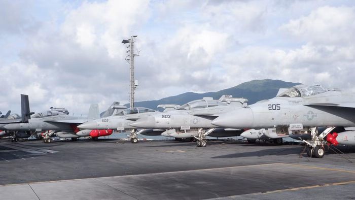  Tàu sân USS George Washington là một siêu hàng không mẫu hạm của Mỹ chạy bằng năng lượng nguyên tử. Đây là chiếc thứ sáu trong lớp tàu sân bay Nimitz và là chiếc thứ tư của Hải quân Mỹ được đặt theo tên vị tổng thống đầu tiên của Hoa Kỳ George Washington - Ảnh: Nguyễn Thành 