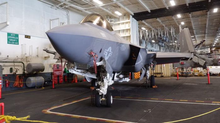 Một chiếc tiêm kích tàng hình F-35 Lightning II bên trong nhà chứa máy bay trên tàu sân bay USS George Washington. Ảnh: Nguyễn Thành