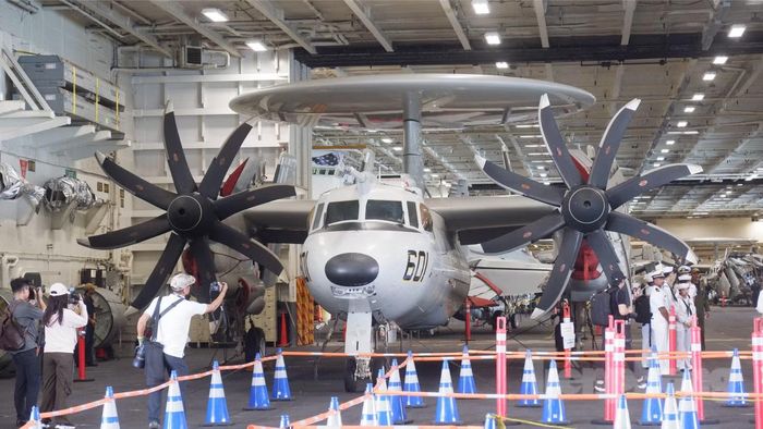 Một máy bay 'mắt thần' E-2D Hawkeye bên trong khoang chứa của tàu sân bay USS George Washington. Trái tim công nghệ của E-2D chính là radar AN/APY-9, một hệ thống Active Electronically Scanned Array (AESA) hoạt động ở băng tần UHF (0,3-3,0 GHz), kết hợp quét cơ học và điện tử... Đây là một trong những loại máy bay hiện đại của Hải quân Hoa Kỳ hiện nay. Ảnh: Nguyễn Thành